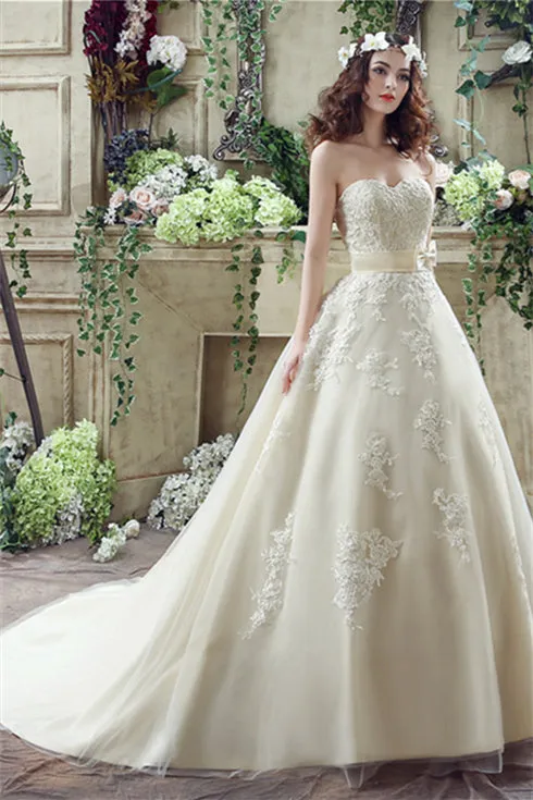 Sweetheart Lace Appliques Light Champagne Wedding Dresses